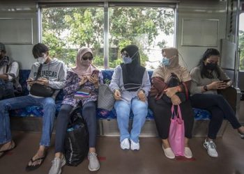 Ilustrasi. Pemerintah menyatakan belum bisa mencabut kebijakan penggunaan masker. (ANTARA FOTO/MUHAMMAD ADIMAJA)

Baca artikel CNN Indonesia "Kemenkes Akui Indonesia Belum Siap Cabut Aturan Wajib Masker" selengkapnya di sini: https://www.cnnindonesia.com/nasional/20220422115206-20-788265/kemenkes-akui-indonesia-belum-siap-cabut-aturan-wajib-masker.

Download Apps CNN Indonesia sekarang https://app.cnnindonesia.com/