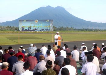 Khotbah Idul Fitri yang berlangsung di Apron Lanud (f : ist)