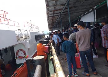 para penumpang saat memadati Pelabuhan Sri Bintan Pura Tanjungpinang, foto : Mael/detak.media