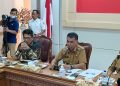 Bupati Natuna (tengah) didampingi wakil bupati (kanan), 
bersama Dirut TVRI (kiri) (f : ist)