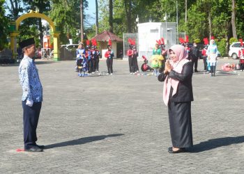 Walikota Tanjungpinang saat menjadi pembina upacara peringatan, Hardiknas, foto : ist