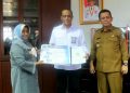 Walikota Tanjungpinang, Rahma saat menjerahkan DED Revitalisasi Pasar Baru Tanjungpinang, foto : ist