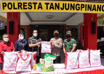 Kapolresta Tanjungpinang saat menyerahkan secara simbolis bantuan sembako dari Presiden untuk masyarakat kurang mampu, foto : ist