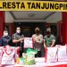 Kapolresta Tanjungpinang saat menyerahkan secara simbolis bantuan sembako dari Presiden untuk masyarakat kurang mampu, foto : ist