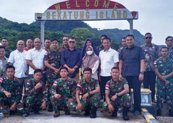Bupati Natuna (tengah) saat menyambangi para aparat yang bertugas di Pulau Sekatung, Pulau Laut, yang berbatsan lngsung dengan negara tetangga (f : ist)