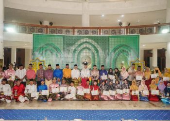 Foto bersama usai penyerahan hadiah kepada pemenang MTQ ke X tingkat Kabupaten Natuna (f : ist)