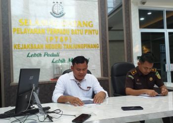 Kasipenkum Kejati Kepri, Nixon Andreas Lubis (baju putih), foto : Mael/detak.media