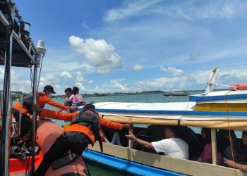 Tim SAR sedang mengevakuasi para penumpang, foto : Mael/detak.media.