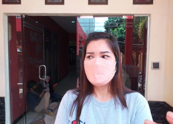 Ayu Sitorus seusai melaporkan Yeni Taria di Mapolresta Tanjungpinang, foto : Mael/detak.media