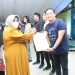 Walikota Tanjungpinang, Rahma saat menyerahkan hadiah, foto : ist