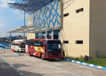 Bis saat sedang mengantarkan tujuan akhir penumpang, di Terminal Patria.