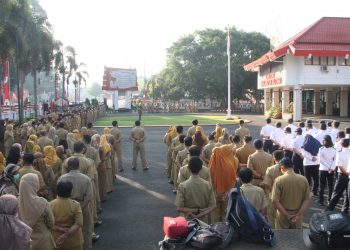 Suasana saat upacara apel gabungan, di depan kantor Walikota Blitar.