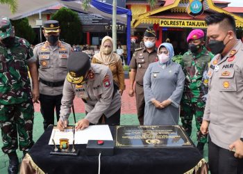 Kapolda Kepri, Irjen Pol Aris Budiman saat pengukuhan Polres Tanjungpinang naik menjadi Polresta, foto : Mael/detak.media