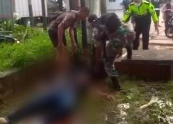 Korban Laka Tunggal saat diamankan oleh petugas Kepolisian dan TNI serta masyarakat, foto : ist