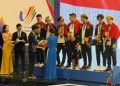 Tim nasional esport Indonesia nomor Mobile Legends: Bang Bang menerima medali perak SEA Games ke-31 usai kalah dari Filipina dalam laga final di National Convention Center, Hanoi, Vietnam, Jumat (20/5/2022). (ANTARA/HO-PBESI)