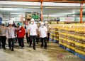 Kapolri Jenderal Pol. Listyo Sigit Prabowo bersama Menteri Perdagangan Muhammad Lutfi meninjau pabrik minyak goreng di Cilincing, Jakarta Utara, Selasa (15/3/2022). ANTARA/HO-Divisi Humas Polri/aa.