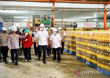 Kapolri Jenderal Pol. Listyo Sigit Prabowo bersama Menteri Perdagangan Muhammad Lutfi meninjau pabrik minyak goreng di Cilincing, Jakarta Utara, Selasa (15/3/2022). ANTARA/HO-Divisi Humas Polri/aa.