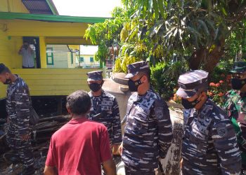 Danlantamal IV Tanjungpinang, Laksamana Pertama TNI Kemas M. Ikhwani Madani, saat melihat rumah warga yang akan di renovasi, foto : Mael/detak.media