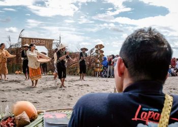Menparekraf Sandiaga Salahuddin Uno menyaksikan Festival Pantai Lapasi saat melakukan visitasi ke Desa Wisata Lapasi yang merupakan 50 desa wisata terbaik Anugerah Desa Wisata Indonesia, Maluku Utara, Kamis (16/6/2022), foto : ist