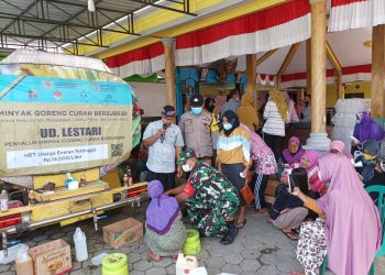 Truk minyak goreng curah yang berisikan 7000 liter minyak, di turunkan Disperindag di Desa Pakisaji, Kecamatan Kademangan, Kabupaten Blitar, foto : Dani ES/detak.media