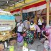 Truk minyak goreng curah yang berisikan 7000 liter minyak, di turunkan Disperindag di Desa Pakisaji, Kecamatan Kademangan, Kabupaten Blitar, foto : Dani ES/detak.media
