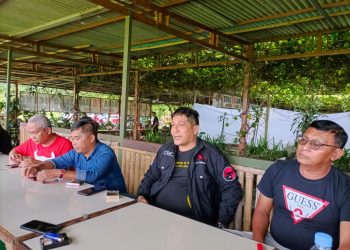 Sekjen DPN Repdem Abe (memakai jaket PDI Perjuangan) saat sedang di wawancarai, foto : Dani ES/detak.media