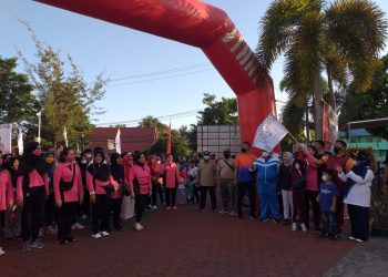 Mael dek, Kapolresta Tanjungpinang, AKBP Heribertus Ompusunggu didampingi Walikota, saat melepas Jalan Santai, foto : Mael/detak.media