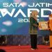 Gubernur Jawa Timur, Khofifah Indar Parawansa memberi penghargaan Satu Data (Sata) Jatim Awards 2022 /hen