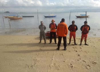 Tim Sar melakukan breafing sebelum melakukan pencarian, foto : ist