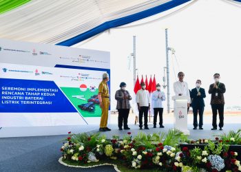 Presiden Jokowi meresmikan dimulainya tahapan pembangunan industri baterai listrik terintegrasi, Rabu (08/06/2022), di KITB, Batang, Jateng. (Foto: BPMI Setpres/Laily Rachev)