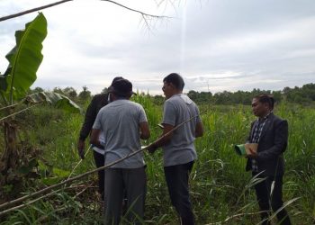 Tim pengacara Sembiring sat melakukan pengukuran, foto : Mael/detak.media