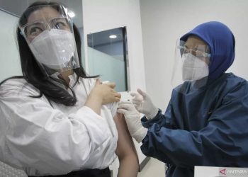 Tenaga kesehatan menyuntikkan vaksin COVID-19 kepada peserta Vaksinasi Gotong Royong Booster di klinik Kimia Farma, Radio Dalam, Jakarta. Dok ANTARA FOTO/Dhemas Reviyanto/rwa).