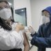 Tenaga kesehatan menyuntikkan vaksin COVID-19 kepada peserta Vaksinasi Gotong Royong Booster di klinik Kimia Farma, Radio Dalam, Jakarta. Dok ANTARA FOTO/Dhemas Reviyanto/rwa).