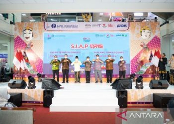 Kepala Perwakilan Bank Indonesia (BI) Malang Samsun Hadi (tengah baju batik), Wali Kota Malang Sutiaji (baju putih) bersama narasumber saat peluncuran Program SIAP QRIS (HO/ANTARA/BI Malang/End)