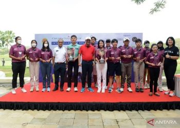 Para pemain terbaik dari Divisi A dan B Boys dan Girls dalam ajang Junior Intercollegiate Golf Series (IGS) seri kedua berfoto bersama di Ciputra Golf, Club & Hotel Surabaya, Jawa Timur, Jumat (17/6/2022). (ANTARA/HO-CGF)