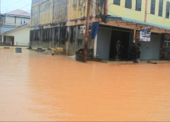 Suasana perumahan yang terendam banjir, foto : Mael/detak.media