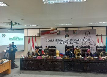 Bupti Blitar Rini Syarifah (pojok kiri) saat sedang membacakan peraturan daerah tentang Pertangguangjawaban Pelaksaan APBD Tahun Anggaran 2021, foto : Dani ES/detak.media