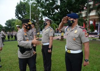 Kapolda Kepri, Irjen Pol Aris Budiman saat memimpin upacara kenaikan pangkat 337 Personel di Polda Kepri dan Polres Jajaran, foto : Mael/detak.media