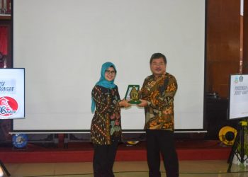 Bupati Blitar Rini Syarifah saat memberikan cinderamata ke Bupati Garut Rudy Gunawan, foto : Dani ES/detak.media