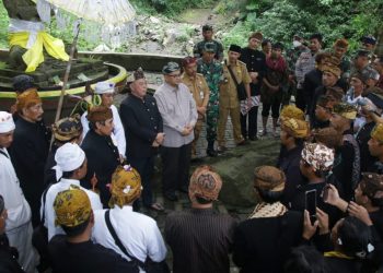 Plt Bupati Probolinggo Drs. HA. Timbul Prihanjoko bersama Ketua DPRD Jawa Timur Kusnadi, disambut hangat oleh para Romomangku dan segenap warga Tengger. Foto: Dok. Diskominfo Kab. Probolinggo, foto : ist