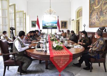 Presiden Jokowi memimpin rapat mengenai penanganan PMK, di Istana Kepresidenan Bogor, Jabar, Kamis (23/06/2022). (Foto : Humas Setkab/Agung)