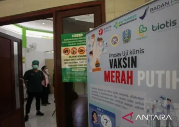 Arsip Foto - Petugas kesehatan bersiap di ruang vaksinasi pada awal Uji Klinis Vaksin Merah Putih di RSUD Dr Soetomo, Surabaya, Jawa Timur, Rabu (9/2/2022). (ANTARA/Didik Suhartono)
