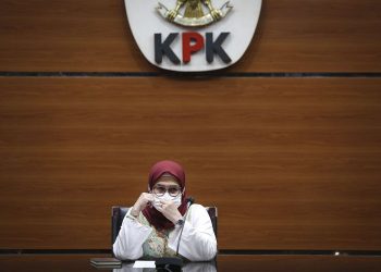 Wakil Ketua KPK Lili Pintauli Siregar menyampaikan keterangan pers terkait operasi tangkap tangan (OTT) KPK di Kuantan Singingi di gedung KPK, Jakarta, Selasa (19/10/2021). KPK menetapkan dua orang tersangka dalam OTT tersebut yakni Bupati Kuantan Singingi periode 2021-2026 Andi Putra dan General Manager PT Adimulia Agrolestari Sudarso terkait kasus dugaan tindak pidana korupsi perpanjangan izin Hak Guna Usaha (HGU) sawit di Kabupaten Kuantan Singingi Provinsi Riau.(ANTARA FOTO/DHEMAS REVIYANTO)
