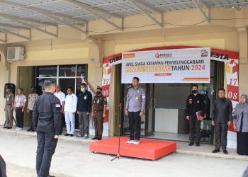 Ketua Bawaslu Natuna saat memimpin apel siaga (foto : ist)