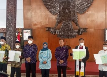 Bupati Blitar Rini Syarifah (tengah) saat foto bersama dengan tokoh-tokoh keagamaan, foto : Dani ES/detak.media.