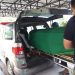 Jenazah saat di evakuasi ke dalam mobil ambulan, foto : Mael/detak.media