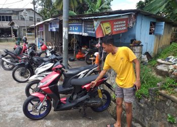 Pemilik Bengkel saat Menunjukan Motor yang ditabrak Pencari Suaka, Senin (25/7/2022), foto : Mael/detak.media