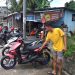 Pemilik Bengkel saat Menunjukan Motor yang ditabrak Pencari Suaka, Senin (25/7/2022), foto : Mael/detak.media