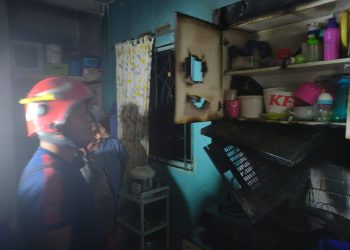 Petugas Damkar saat di Lokasi, Selasa (26/7/2022) malam, foto : ist