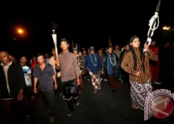 Arsip. Warga dengan mengenakan busana Jawa melakukan Laku Bisu Mubeng Beteng Keraton (berjalan memutari benteng Kraton tanpa bicara) saat melintas di depan Plengkung Gading, Yogyakarta, Selasa (5/11) dini hari. Laku bisu mubeng benteng yang diikuti oleh abdi dalem Kraton Yogyakarta bersama warga Yogyakarta tersebut dalam rangka memperingati Tahun Baru 1435 H. (ANTARA FOTO)